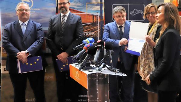 Bezpečnejšie trate, modernejšie rušne – Európa podporuje slovenské železnice
